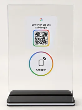 Der Aufsteller aus Acryl mit QR-Code und NFC-Aufkleber